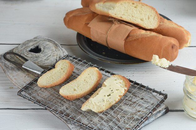 Affettato e intero Pane baguette appena sfornato