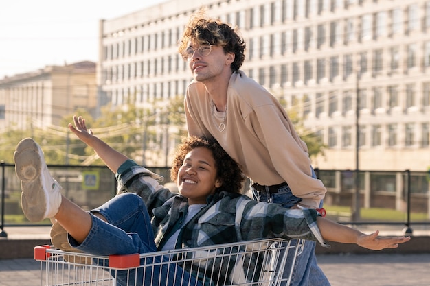 Affettuosa coppia di adolescenti che si gode il tempo libero all'aperto