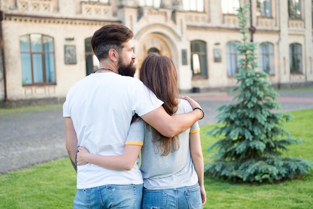 Affidabile e piena di fiducia Bella donna che sente fiducia e fiducia nelle braccia dell'uomo Coppia innamorata che gode di una relazione di fiducia Sviluppo di relazioni di fiducia in famiglia