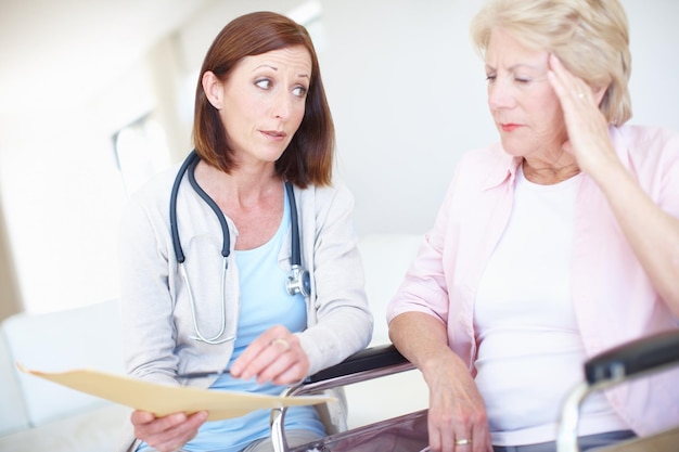 Affrontare alcune notizie angoscianti Salute dell'anziano Una paziente anziana riceve alcune notizie inquietanti dalla sua infermiera