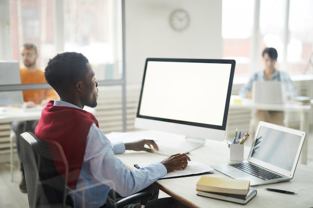 African-American Mn Uisng Computer in ufficio