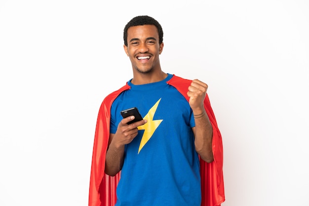African American Super Hero uomo isolato su sfondo bianco con il telefono in posizione di vittoria