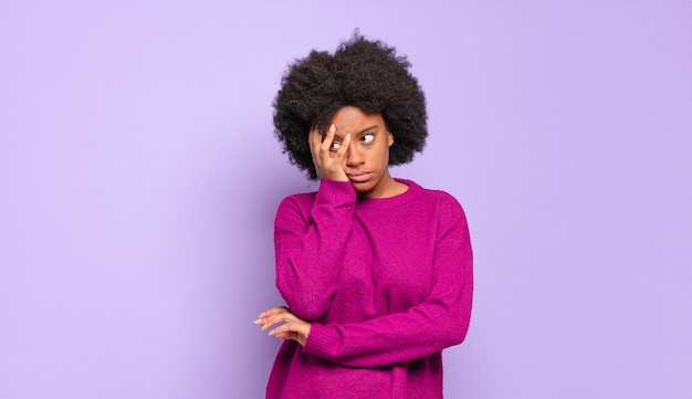 afro bella donna nera contro muro isolato