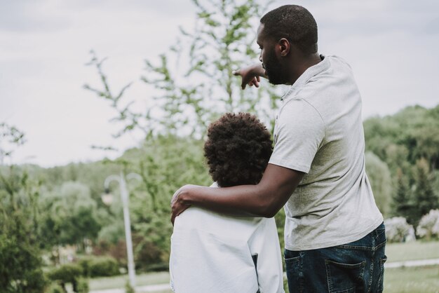 Afro Father Hugs suo figlio e mostra la sua mano