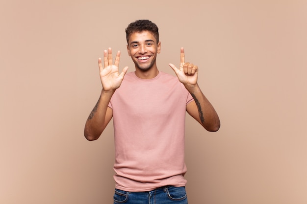 Afro giovane uomo bello