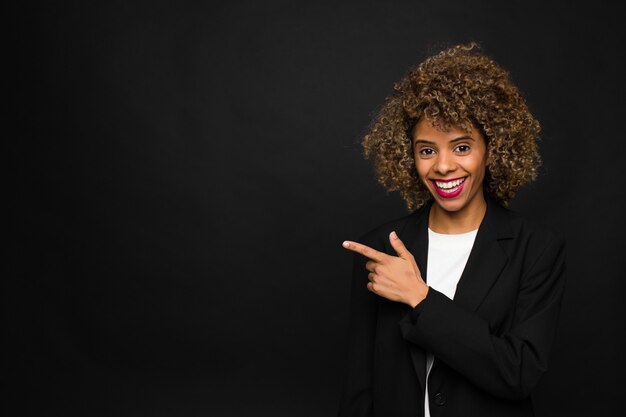 Afroamericano della giovane donna contro la parete piana