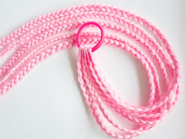 Afrobraids fatto di kanekolon rosa attaccato a un elastico un accessorio per le acconciature dei bambini