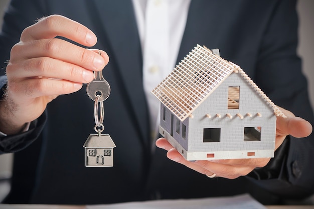 Agen real estate menyerahkan kunci rumah