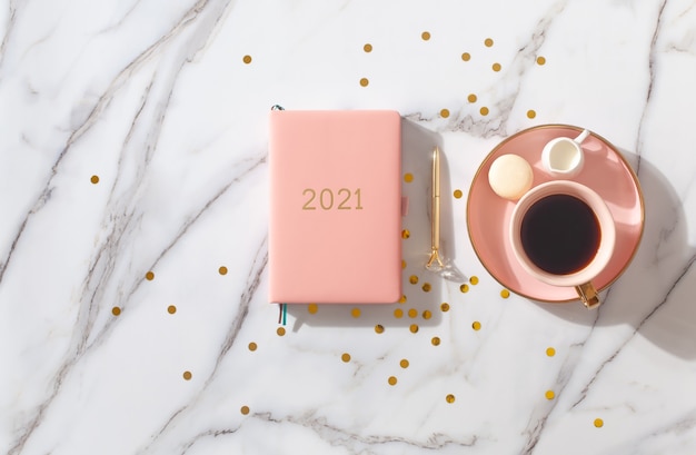 Agenda 2021 color corallo rosa con caffè e amaretti