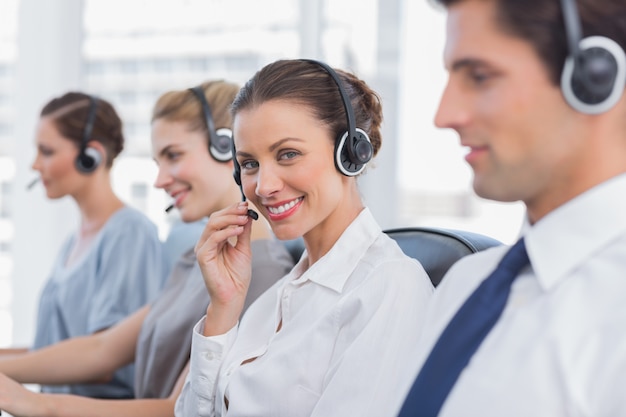 Agente di call center attraente con un auricolare