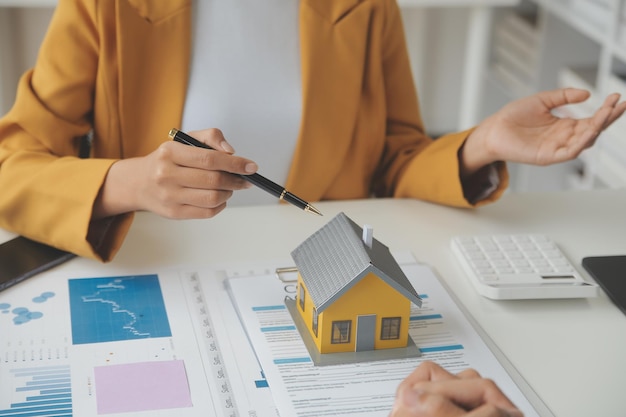 Agente di intermediazione immobiliare Fornire un campione di una casa modello al contratto di mutuo ipotecario del cliente Fare affittare e acquistare e vendere casa e contratto di assicurazione sulla casa concetto di mutuo ipotecario