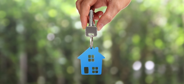 Agente immobiliare che consegna le chiavi della casa a disposizione
