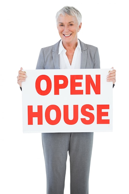 Agente immobiliare con cartello per open house