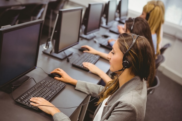 Agenti del call center che parlano sull&#39;auricolare