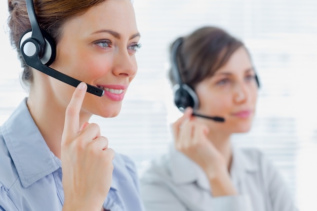 Agenti di call center al lavoro