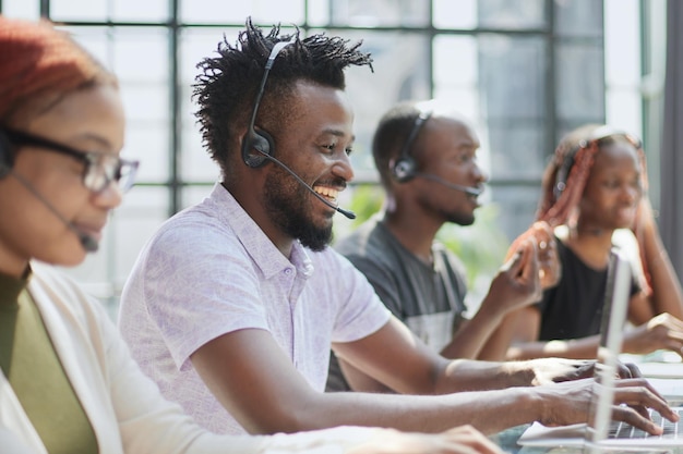 agenti di call center che sorridono felici lavorando in ufficio