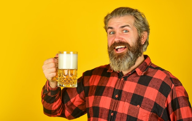 Aggiungere gioia nella vita Uomo barbuto maturo tenere bicchiere di birra Concetto di buon compleanno Fai sorseggiare Tempo libero e celebrazione Uomo che beve birra nel pub Birreria Birreria Hipster beve birra Festeggia con l'alcol