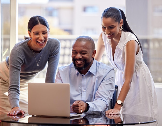 Aggiungere idee ancora più eccezionali al loro ultimo progetto Foto di un gruppo di uomini d'affari che lavorano insieme su un laptop in un ufficio