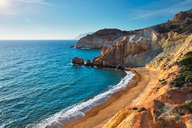 Agios ioannis spiaggia sul tramonto isola di milos grecia