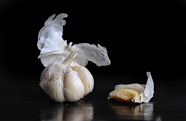 aglio bianco su uno sfondo nero