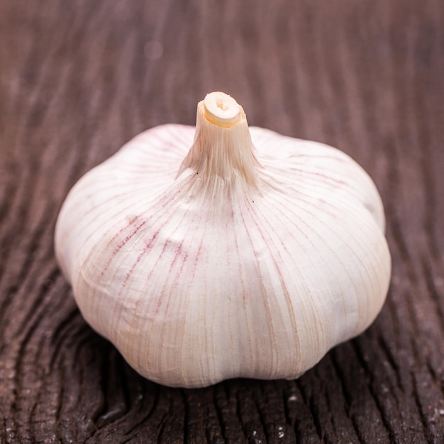 aglio biologico sano sulla tavola di legno si chiuda.