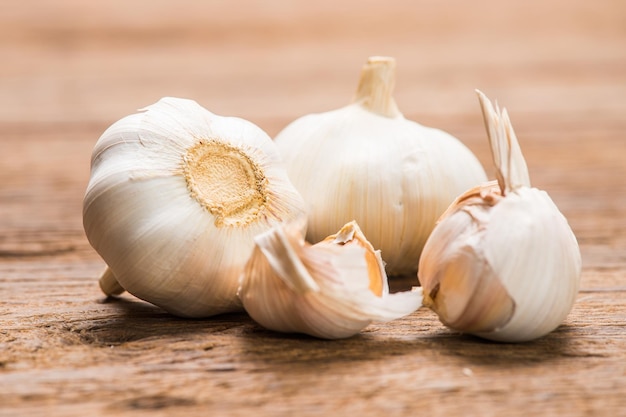 aglio biologico su tela di sacco da vicino.