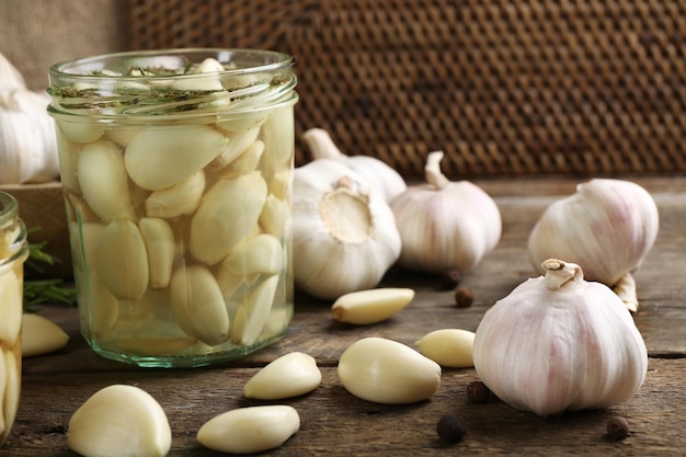 Aglio con spezie sulla tavola di legno