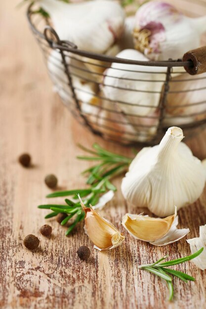 Aglio crudo e spezie sulla tavola di legno