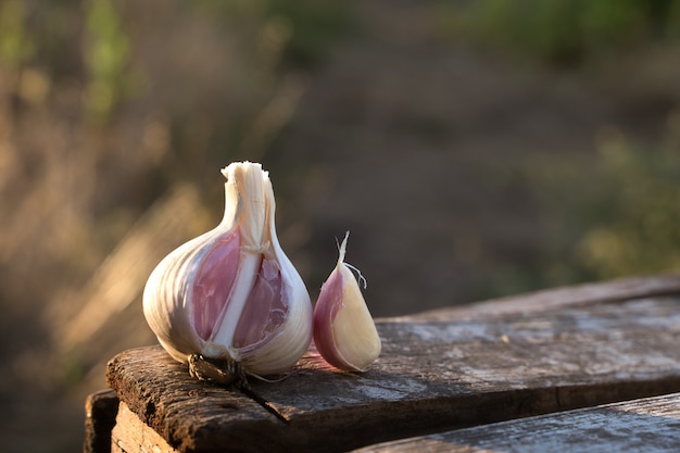 Aglio e uno spicchio d'aglio sul tavolo di legno