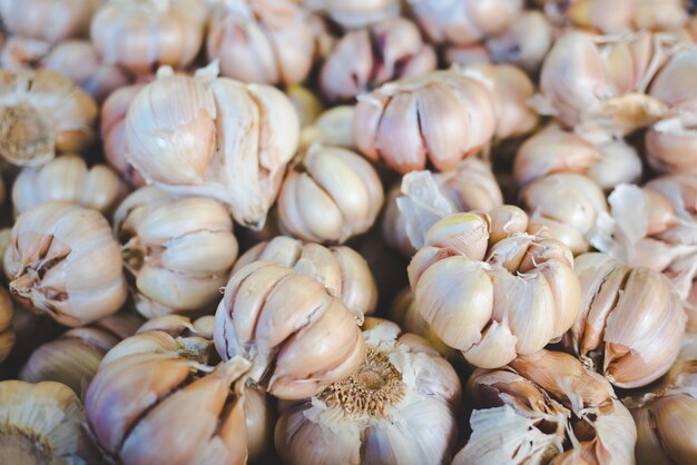 Aglio fresco con la pelle al mercato