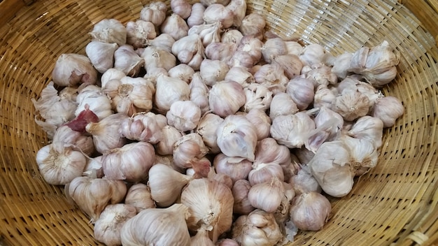 Aglio fresco in un cestino di legno