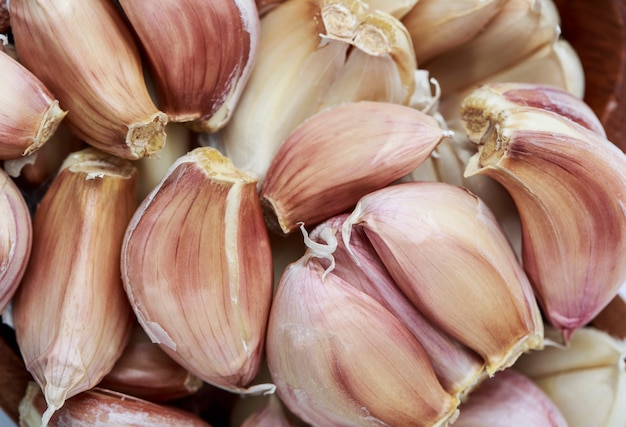 Aglio fresco isolato su sfondo bianco