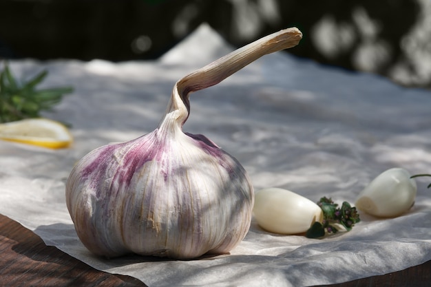 Aglio fresco non sbucciato su un tavolo di legno