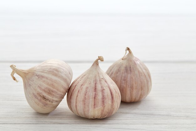 Aglio fresco sano sul tavolo bianco