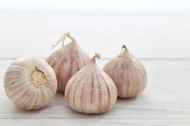 Aglio fresco sano sul tavolo bianco