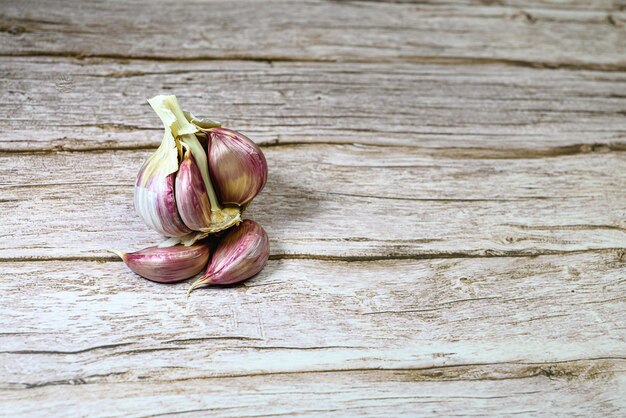 Aglio fresco su tavola in legno rustico Spicchi d'aglio