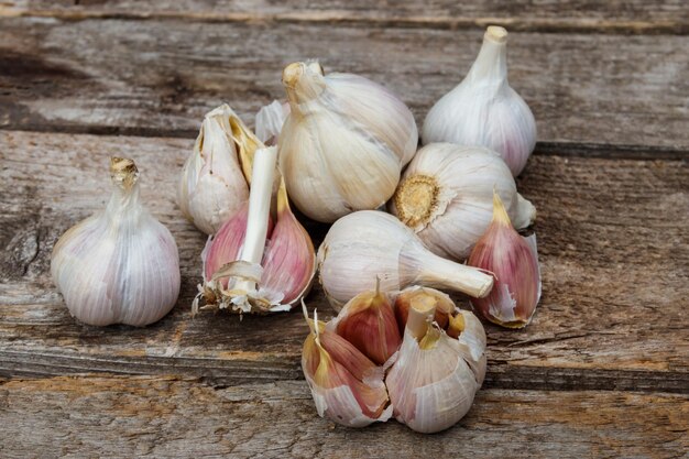 Aglio fresco su un tavolo in legno rustico