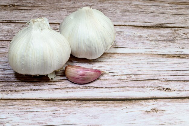 Aglio fresco su una tavola di legno rustica. Spicchi d'aglio.