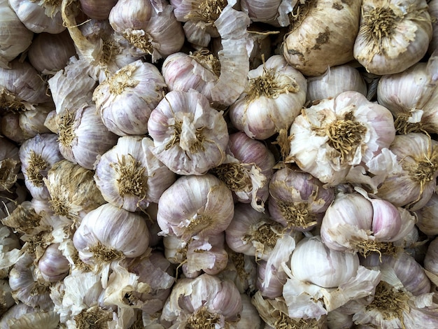 Aglio fresco sul primo piano della tabella del mercato