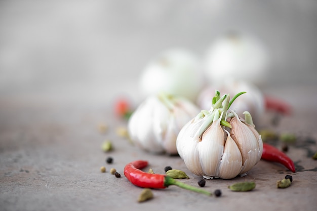 Aglio giovane con germogli con peperoncino e pepe nero