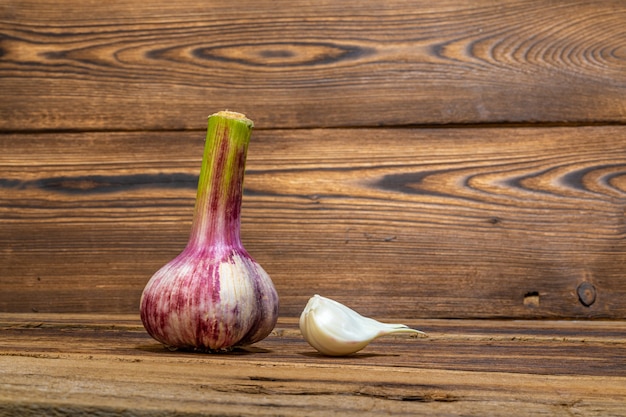 Aglio giovane su un tavolo di legno