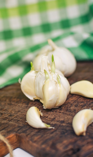 Aglio in fiore sul tagliere di legno