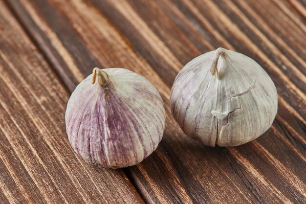 Aglio italiano su sfondo vintage in legno scuro