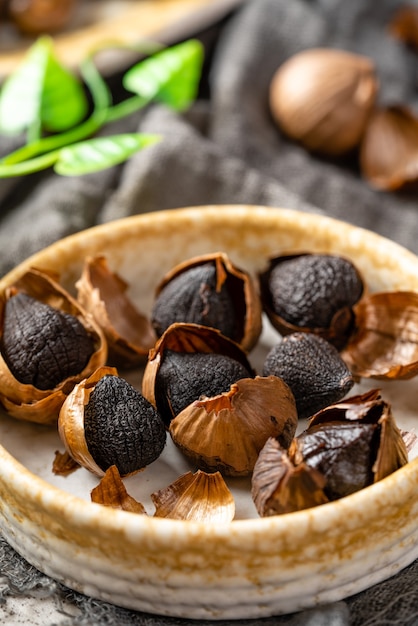 Aglio nero fermentato Il colore è il risultato della reazione di Maillard o della caramellizzazione