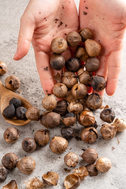 Aglio nero fermentato Il colore è il risultato della reazione di Maillard o della caramellizzazione