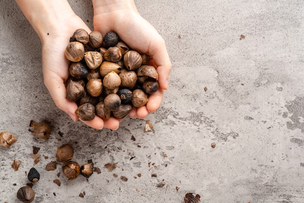 Aglio nero fermentato Il colore è il risultato della reazione di Maillard o della caramellizzazione