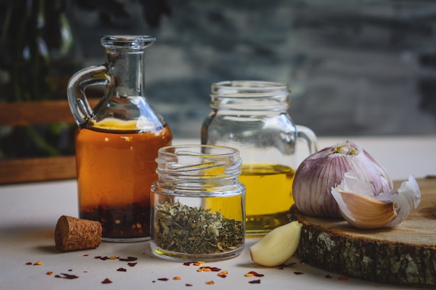 Aglio, olio d'oliva, fiocchi di prezzemolo, semi di pepe essiccati.