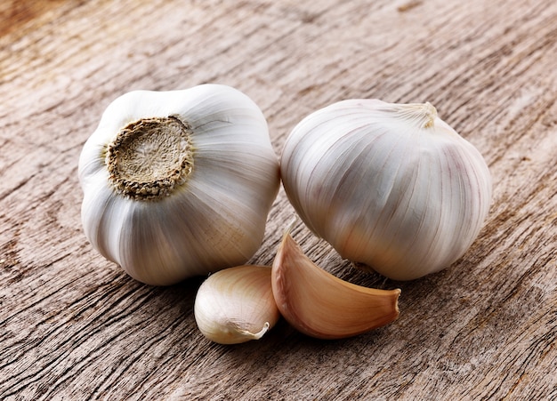 Aglio organico intero e chiodi di garofano sui precedenti di legno