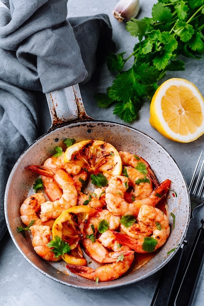 Aglio piccante Peperoncino Gamberi Gamberi in padella con limone e coriandolo