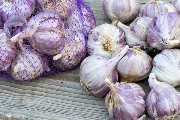 Aglio su sfondo vintage in legno Piantine per piantare aglio